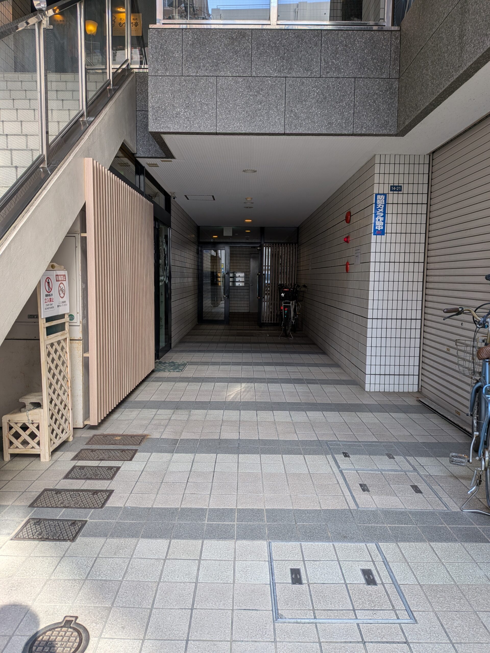 真ん中エントランスからマンション内へ