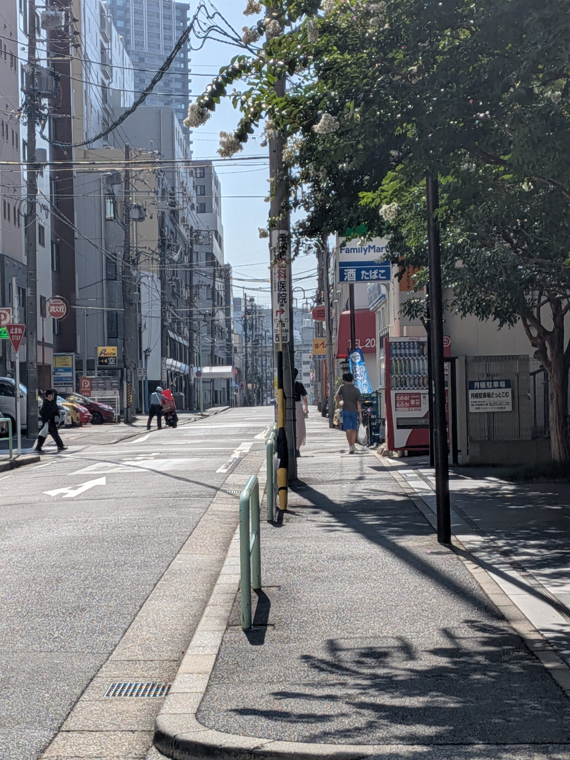 右折して進むとファミマ